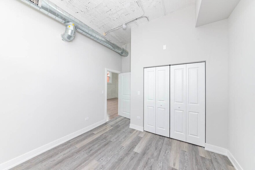 Building Photo - 2000 W 22nd Pl