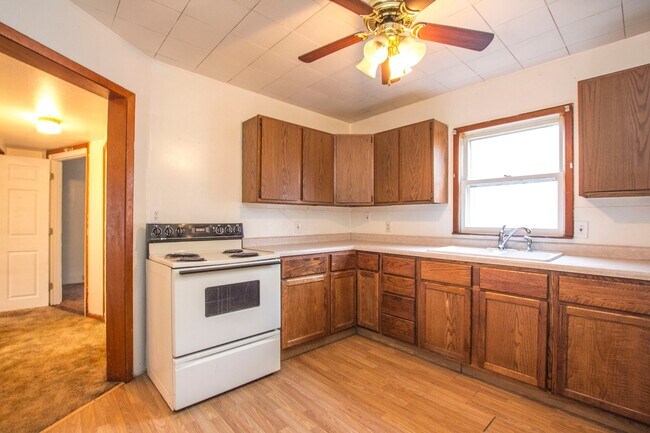 Building Photo - Spacious 3 bedroom 1 bath