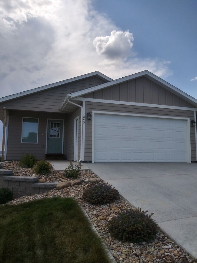 Building Photo - 4 BED | 2 BATH | DOUBLE GARAGE | RAPID VALLEY