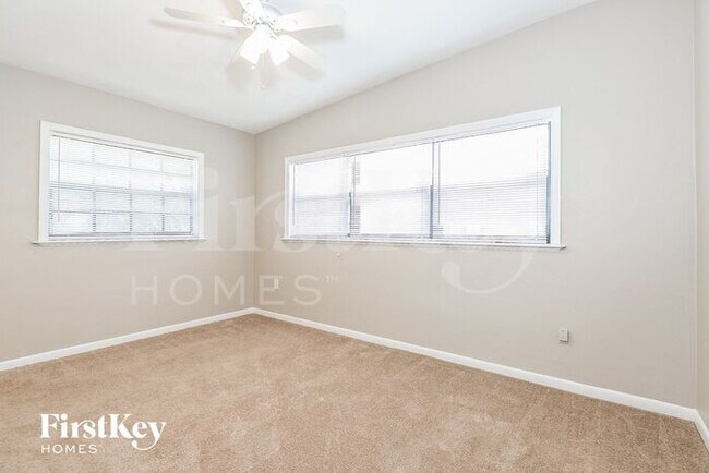 Building Photo - 813 W Highland Dr