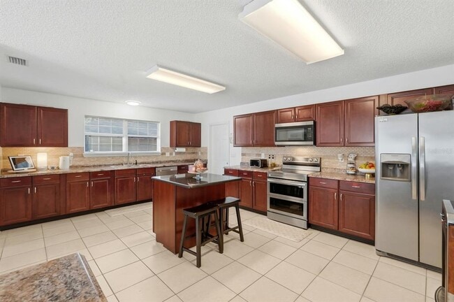 Building Photo - 6 Reybury Ln