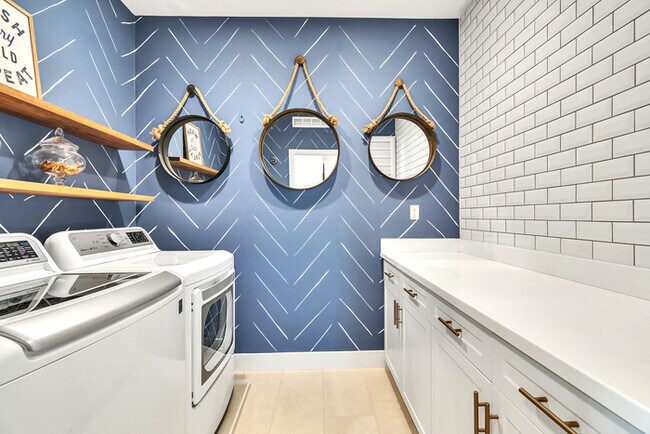 Building Photo - Light and bright 4 bedroom 3 bath beauty i...