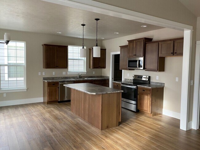 Building Photo - Beautiful 3-Bed, 2-Bath Home in The Arbors Subdivision