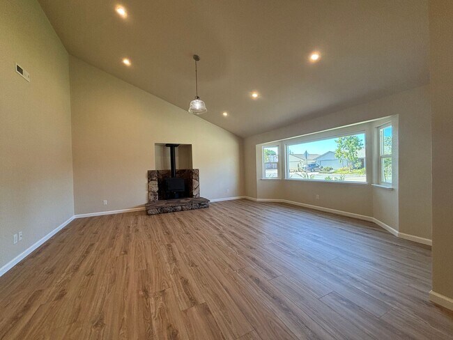 Building Photo - 3 Bedroom, 2 Bathroom Family Home