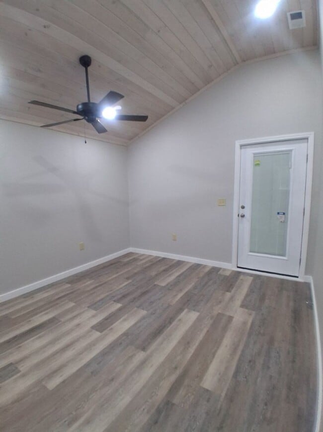 Building Photo - $1,800 - 2 Bedroom 2 Bathroom Newly Renova...