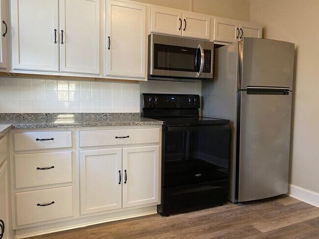 Building Photo - Spacious Renovated Duplex in East Nashville