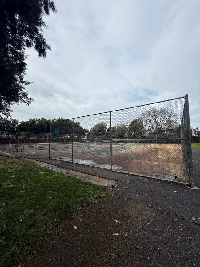 Building Photo - Town Home in South Davis!