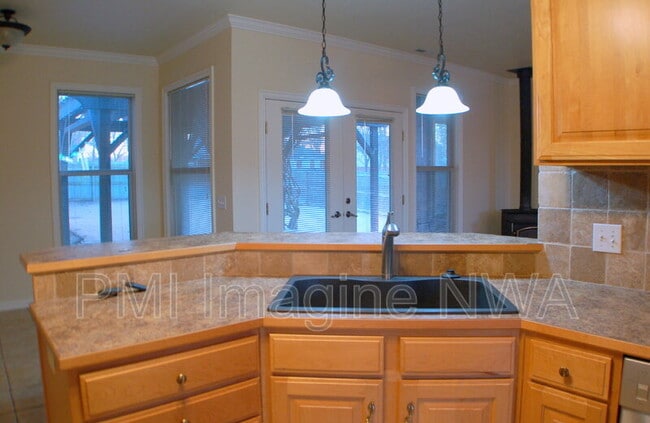 Building Photo - 4747 Mayflower Ct