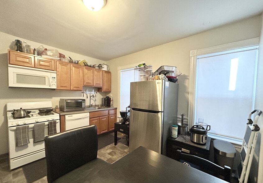 Building Photo - 151 E Cottage St