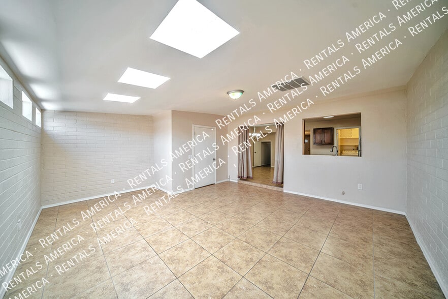 Building Photo - 1023 N Bedford Dr