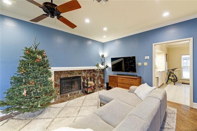 Building Photo - 1307 Kinney Ave