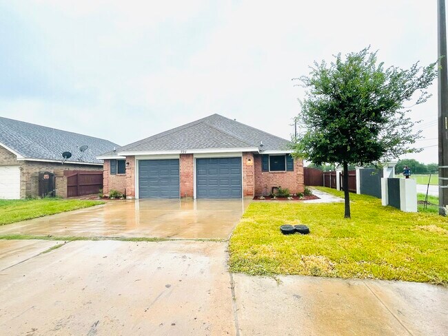 Primary Photo - 721 Jade St