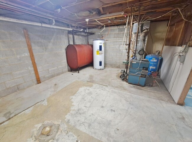 Building Photo - 3 Bed / 1-1/2 Bath Single Family Home