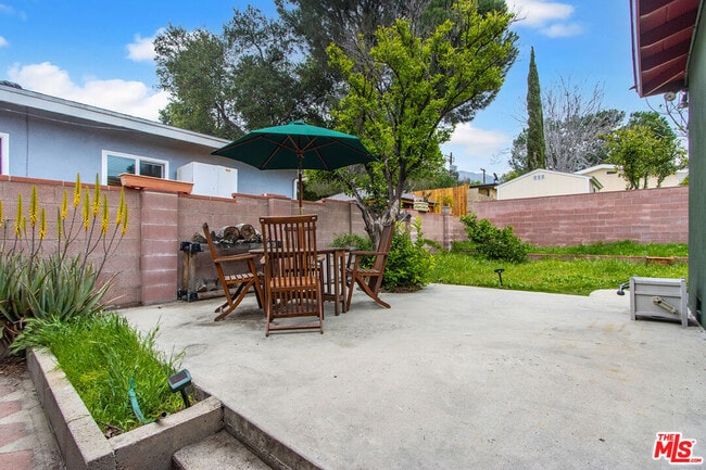 Primary Photo - 10706 Rhodesia Ave