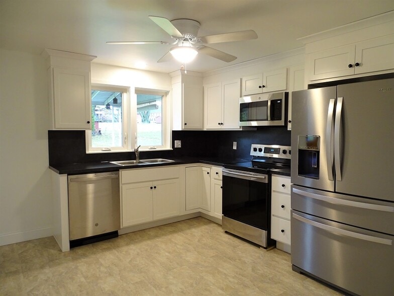 Building Photo - 160 Mechanic St