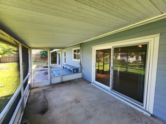 Building Photo - Beachside Getaway 2 Bedroom 1 Bath Home