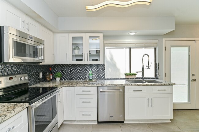 Building Photo - 12800 Briar Forest Dr