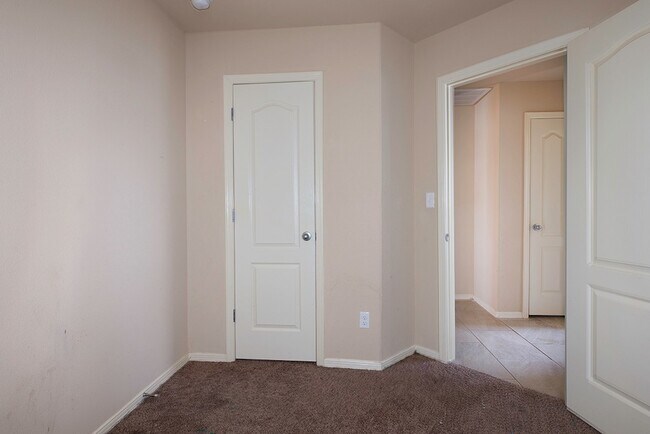 Building Photo - RECENTLY RENOVATED EASTSIDE HOME