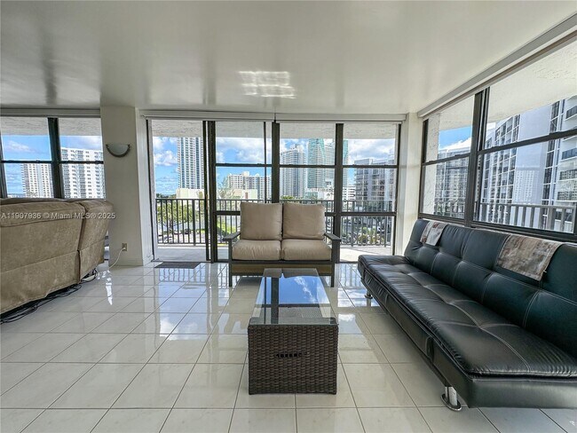 Building Photo - 800 Parkview Dr