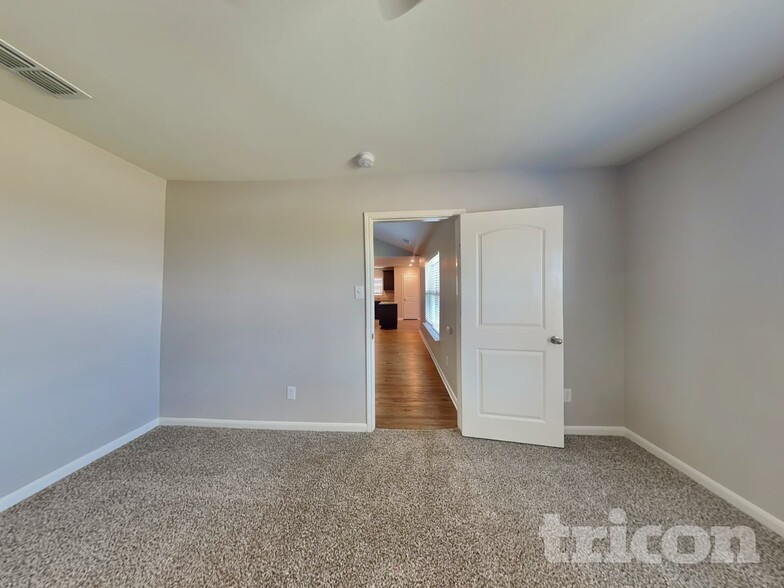 Building Photo - 108 Saloon Cv E