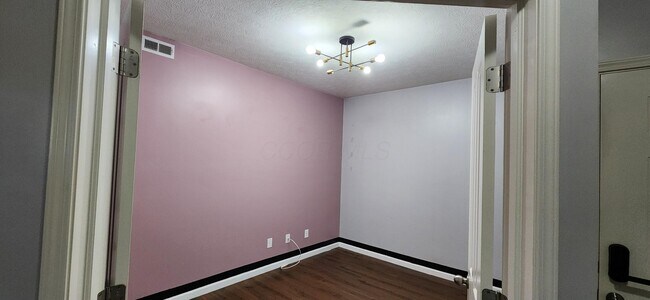 Building Photo - 590 Redwood Ln