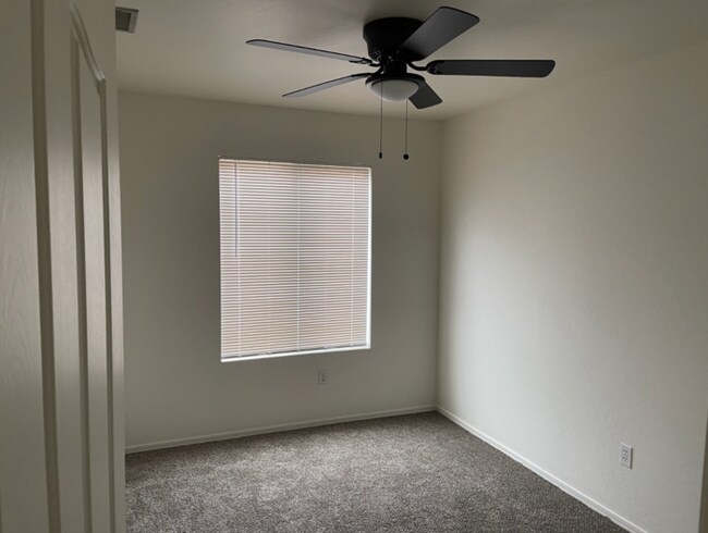 Building Photo - 3 Bed/2.5 Bath 2-Level Home with Loaded Kitchen! Washer/Dryer! Big backyard!