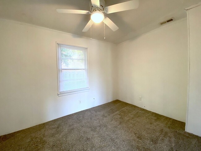 Building Photo - 3 BD/ 1BA Hidden Gem!