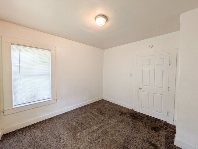 Building Photo - 1491 Brockman St