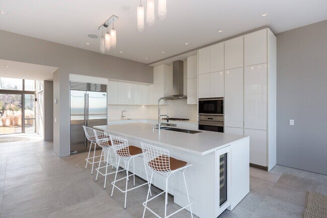 Building Photo - 247 Kings Point Rd