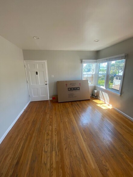 Livingroom - 13616 Penn St