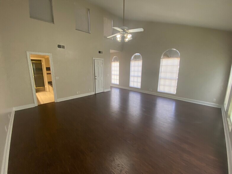 Building Photo - 2000 Fairview Ave