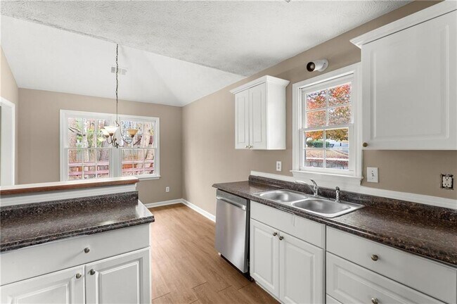 Building Photo - 16 Valleyside Dr