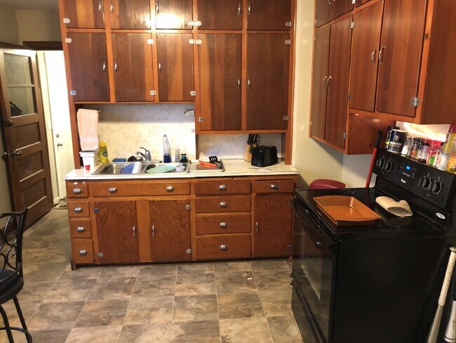Building Photo - Great 4 Bed 1 Bath close to UWEC!