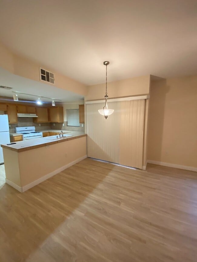 Building Photo - NW Near Majestic Park. 1ST FLOOR 2 BED, 2 BATH CONDO, GATED COMMUNITY