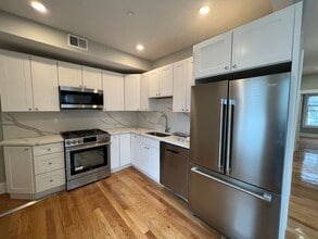 Building Photo - RARE 2 bed 2 bath..... Available in Somerville....