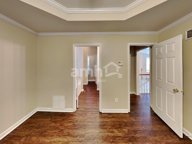 Building Photo - 2058 Queensbury Dr