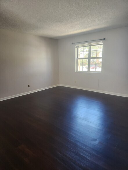 Building Photo - 9176 N Swan Cir