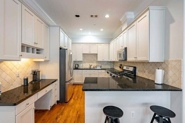 Building Photo - 2210 Mid Ln