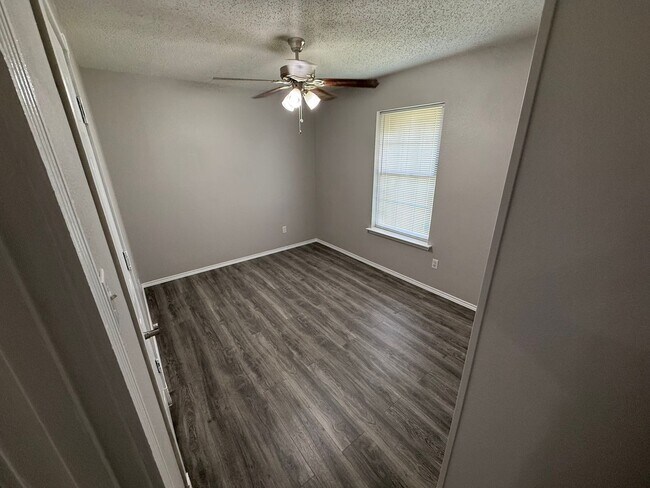 Building Photo - 3 Bedroom 1 Bath Home Available