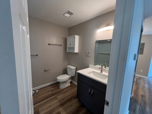 Building Photo - 3-Bedroom, 2-Bathroom Apartment on Bloomington's Eastside