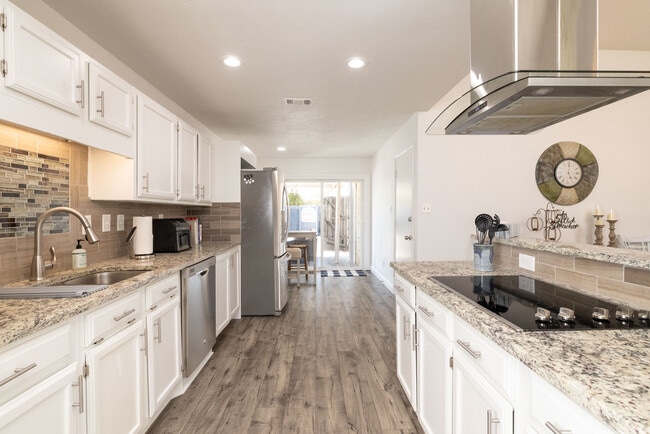 Building Photo - 864 Warwick Dr