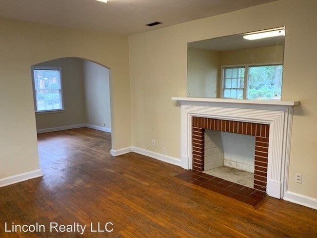 Building Photo - 3 br, 1.5 bath House - 104 E. Mary Street