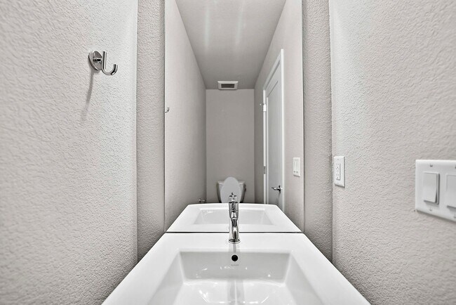 Building Photo - Last Townhouse Available! Beautiful Newer Build Close to Overlook Station