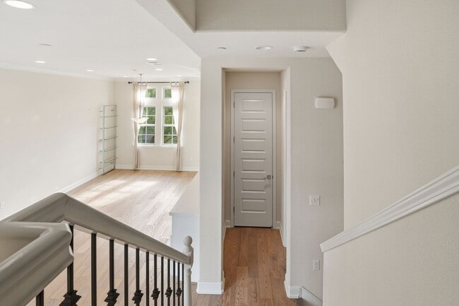 Building Photo - Gorgeous 2 Bed, 2.5 Bath Townhome in Exclusive Reflection Community!
