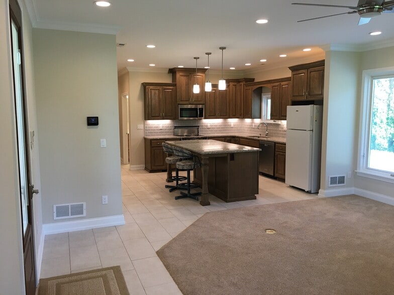 730 sq-ft. apartment - 2612 Tucker Station Rd