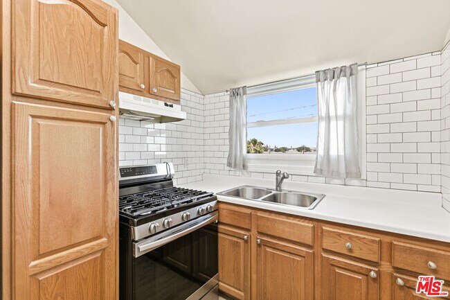 Building Photo - 4125 S Figueroa St