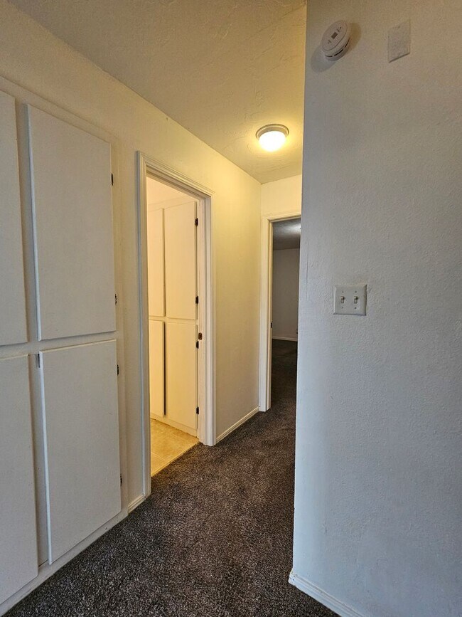 Building Photo - 129 Crystal Bend
