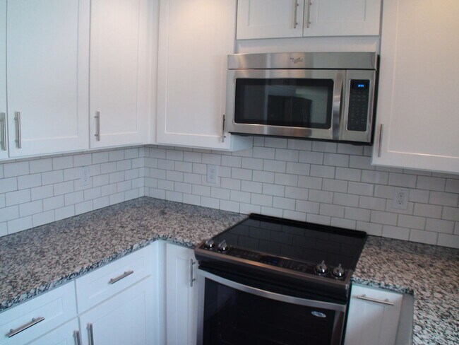 Building Photo - Charming Home Near Hessel Park