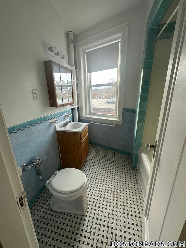 Building Photo - 2045 Commonwealth Ave