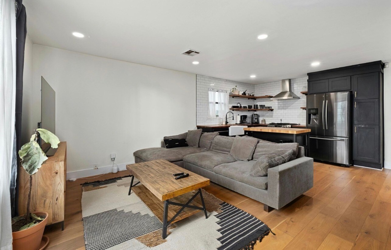 Building Photo - 2804 Crest Ave